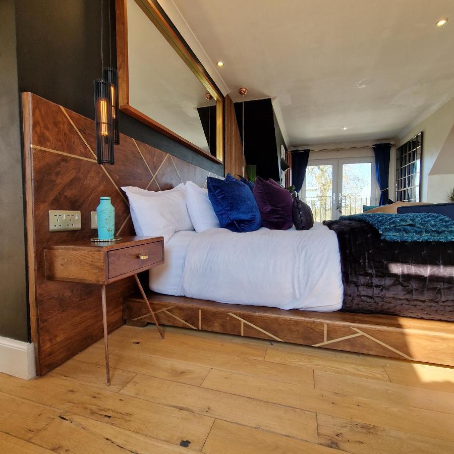 إيردري New Amazing The Black Wolf Suite The Grumpy Schnauzer B&B المظهر الخارجي الصورة